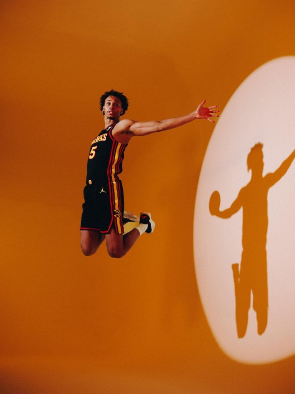 巨富配资 进入第四年! 老鹰官媒晒出戴森-丹尼尔斯写真系列照片