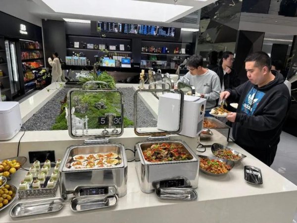 兴盛网 武汉一网吧提供海鲜自助走红，负责人：大厨现做，单买68元，充值可送餐券